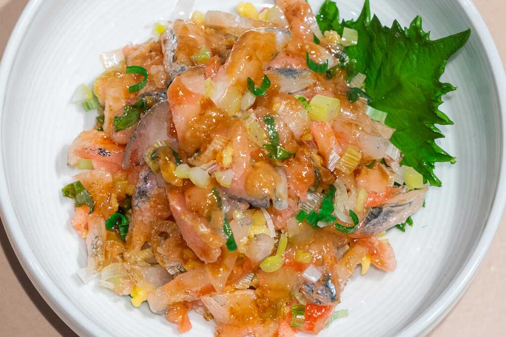 A food replica of namerō in a white bowl