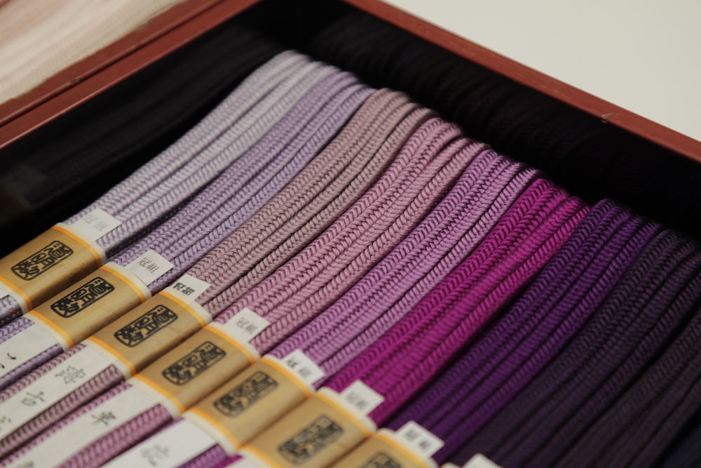 Kumihimo, purple shade of string