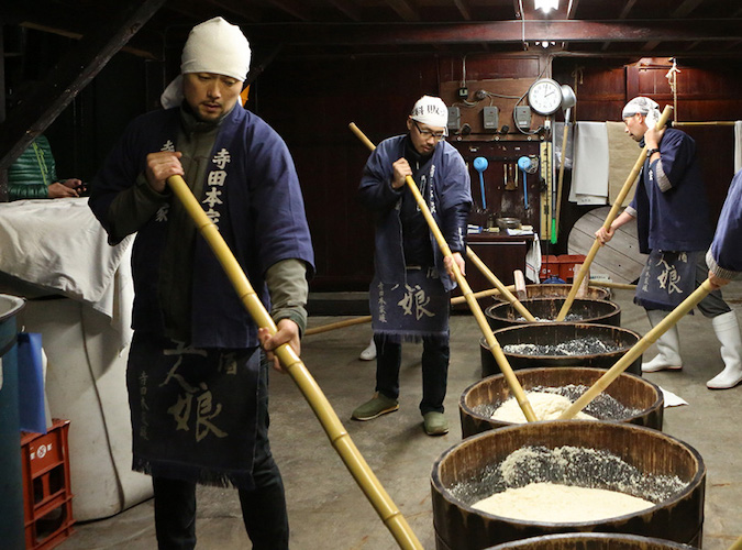 Mixing process at Terada Honke Sake