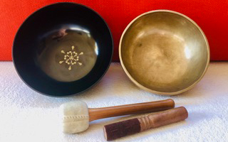Singing bowls for the meditative sound bathing performance