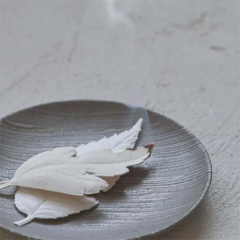 paper incense that comes in elegant monochrome black or white leaf shapes
