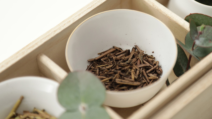 Cup of hōjicha (roasted green tea) tea leaves