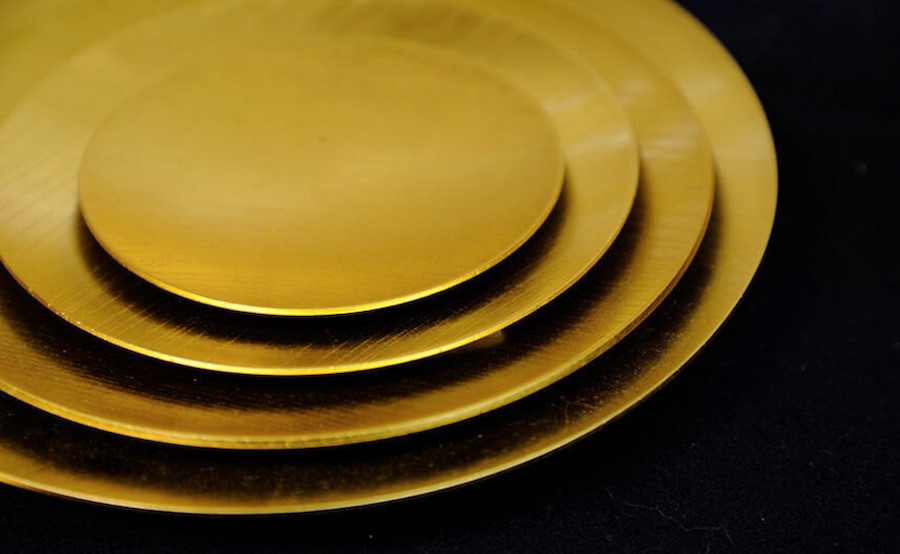 Stack of plates decorated with kinpaku