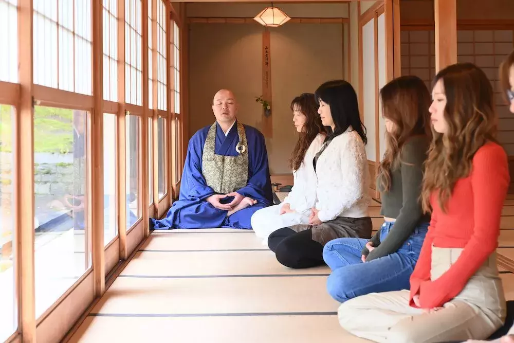 People meditating with Ryugyo Kurashima