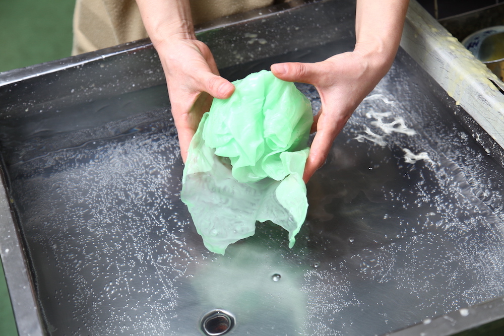 Creating a green sampuru (fake food sample) lettuce in a sink. 